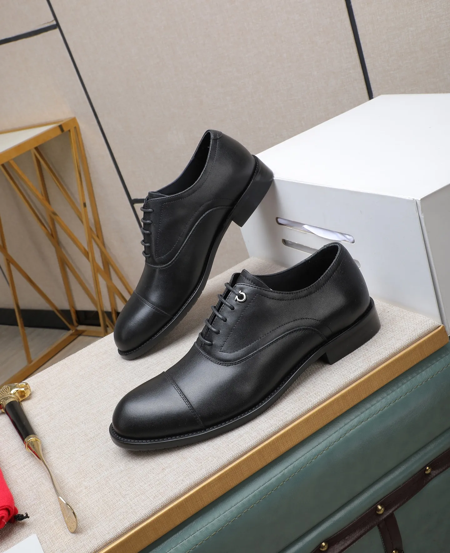 Men's shoes 💰540📛📛 (water-dyed cow lining) Salvatore Ferragamo high-end (Salvatore Ferragamo) is the world's top luxury footwear brand, coming from the fashion kingdom of Italy. It is famous all over the world for its traditional handmade design and novel styles... 🚶🏻🚶🏻New suit shoes are available simultaneously at the counter. This model is made of pure handmade imported Italian calfskin ➕soft water-dyed cowhide lining Original authentic outsole🌀🌀Size: 38➖44 (45 46 customized)